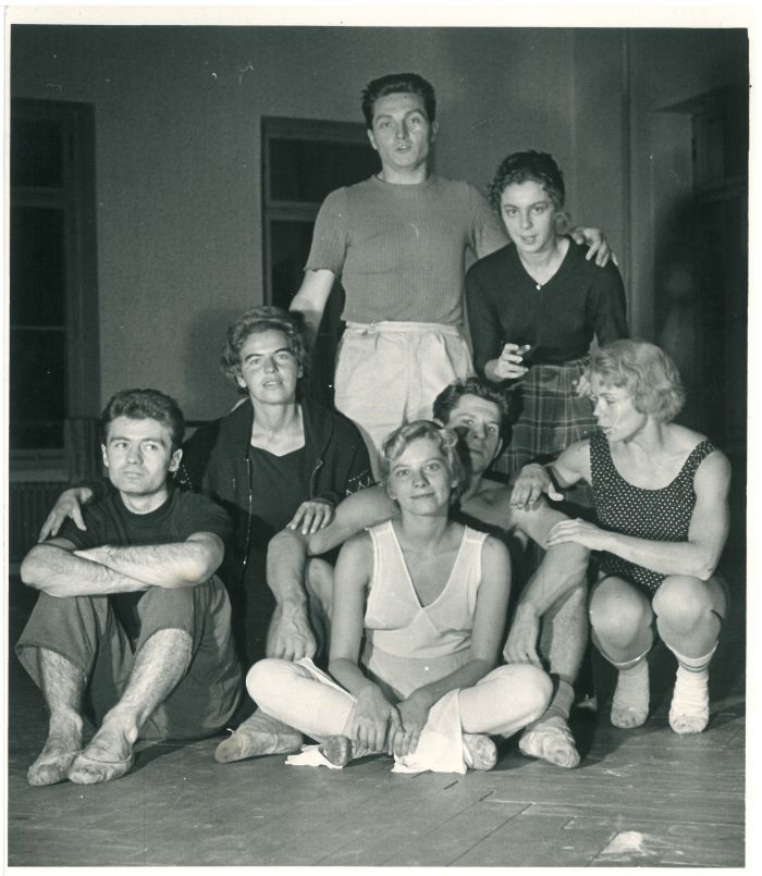 Pavel Šmok (vpravo) s tanečníky divadla Zdeňka Nejedlého (foto archiv IPŠ, z pozůstalosti Pavla Šmoka)