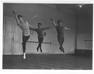 Taneční hodina na konzervatoři (foto archiv IPŠ, z pozůstalosti Pavla Šmoka)